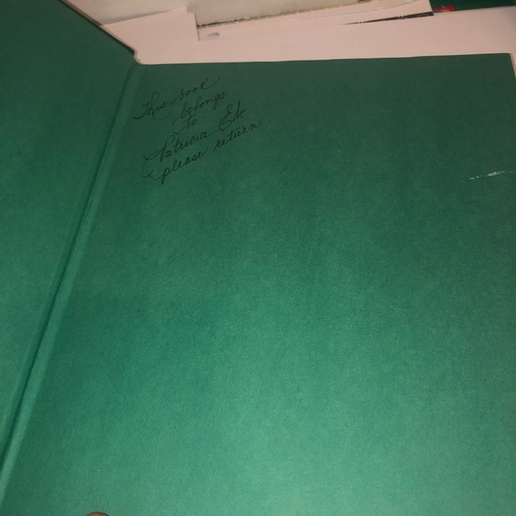 Green 'A Family Christmas' Book - Picture 2 of 12